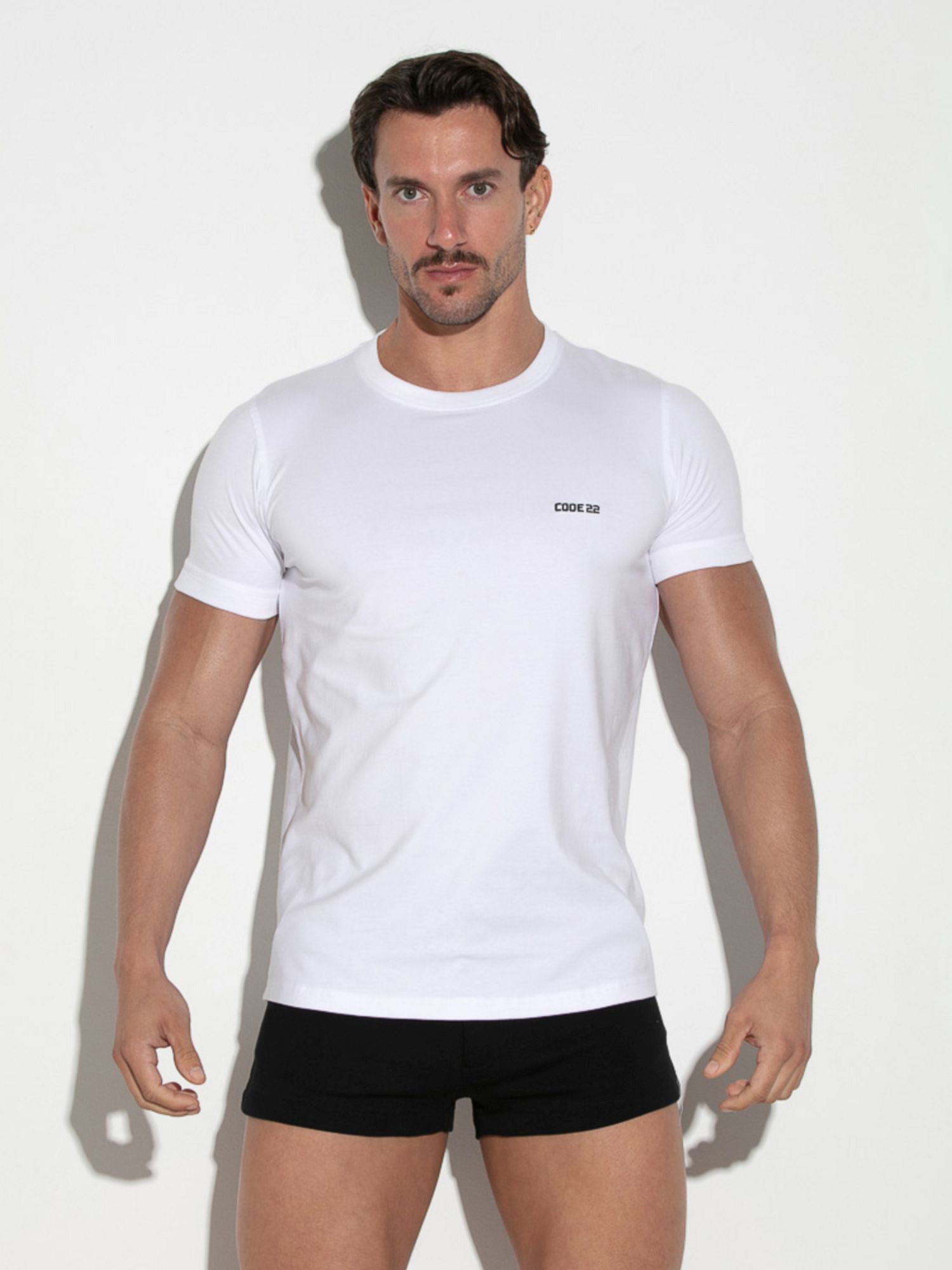 CODE 22 Essential Kurzarm T-Shirt in white, showcasing slim fit design and embroidered logo on chest. CODE 22 Essential Kurzarm T-Shirt 3336 Code 22 Kleidung & Accessoires:Herren:Herrenmode:Shirts & Hemden:T-Shirts nudosz.myshopify.com