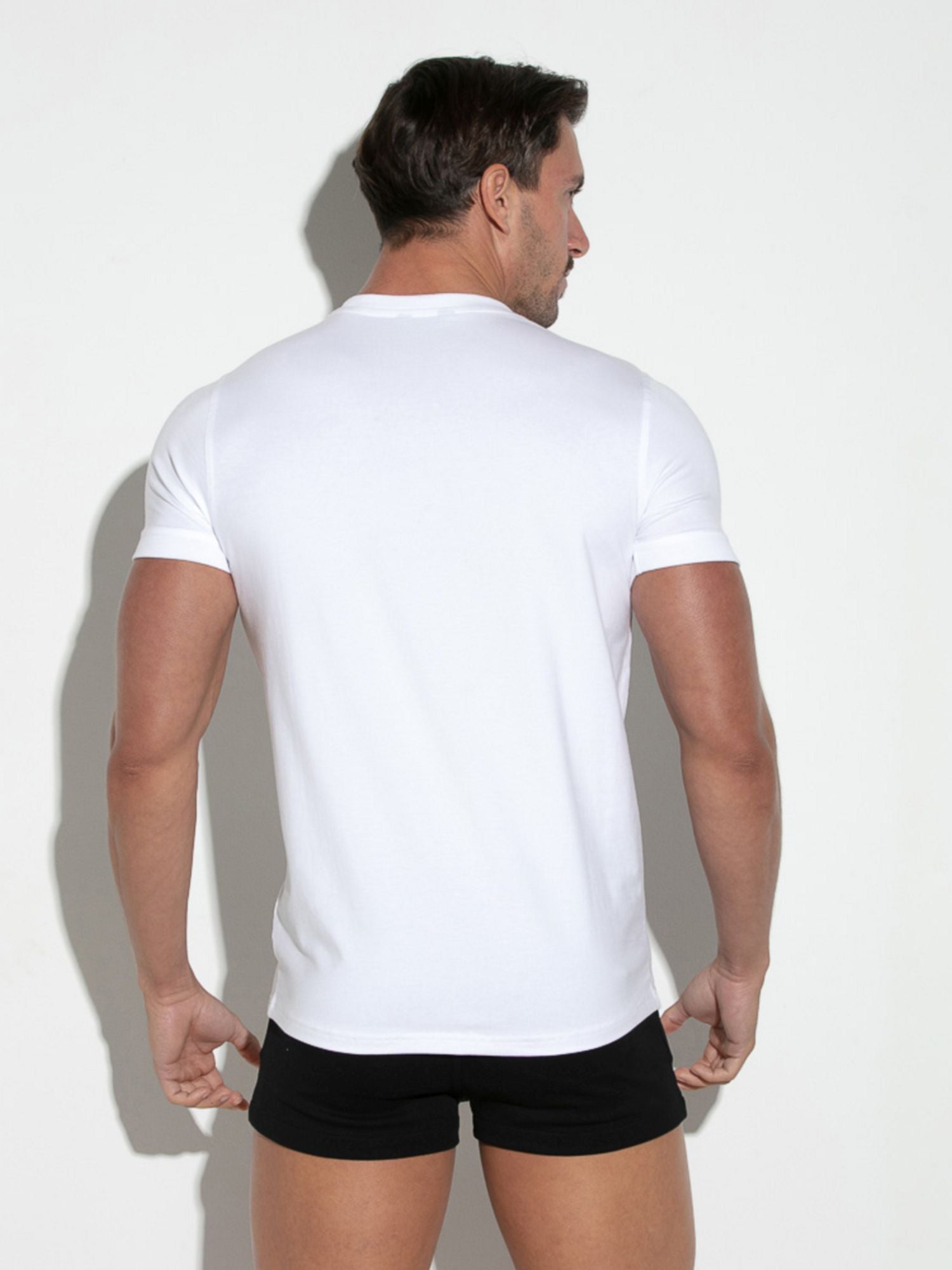 Back view of a man wearing CODE 22 Essential Slim Fit T-Shirt in white, showcasing the stylish round neck design. CODE 22 Essential Kurzarm T-Shirt 3336 Code 22 Kleidung & Accessoires:Herren:Herrenmode:Shirts & Hemden:T-Shirts nudosz.myshopify.com