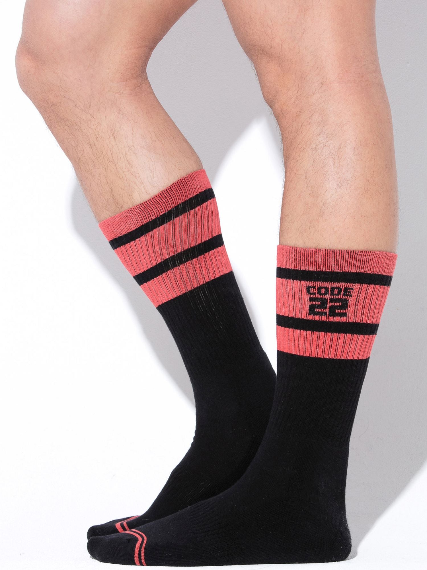 CODE 22 Essential Crew Sock 8019 in black and coral, featuring logo and vintage design, perfect for sports and everyday wear. CODE 22 Essential Crew Sock 8019 - Herren Sport Socken, Stutzen Code 22 Unterwäsche & Socken nudosz.myshopify.com