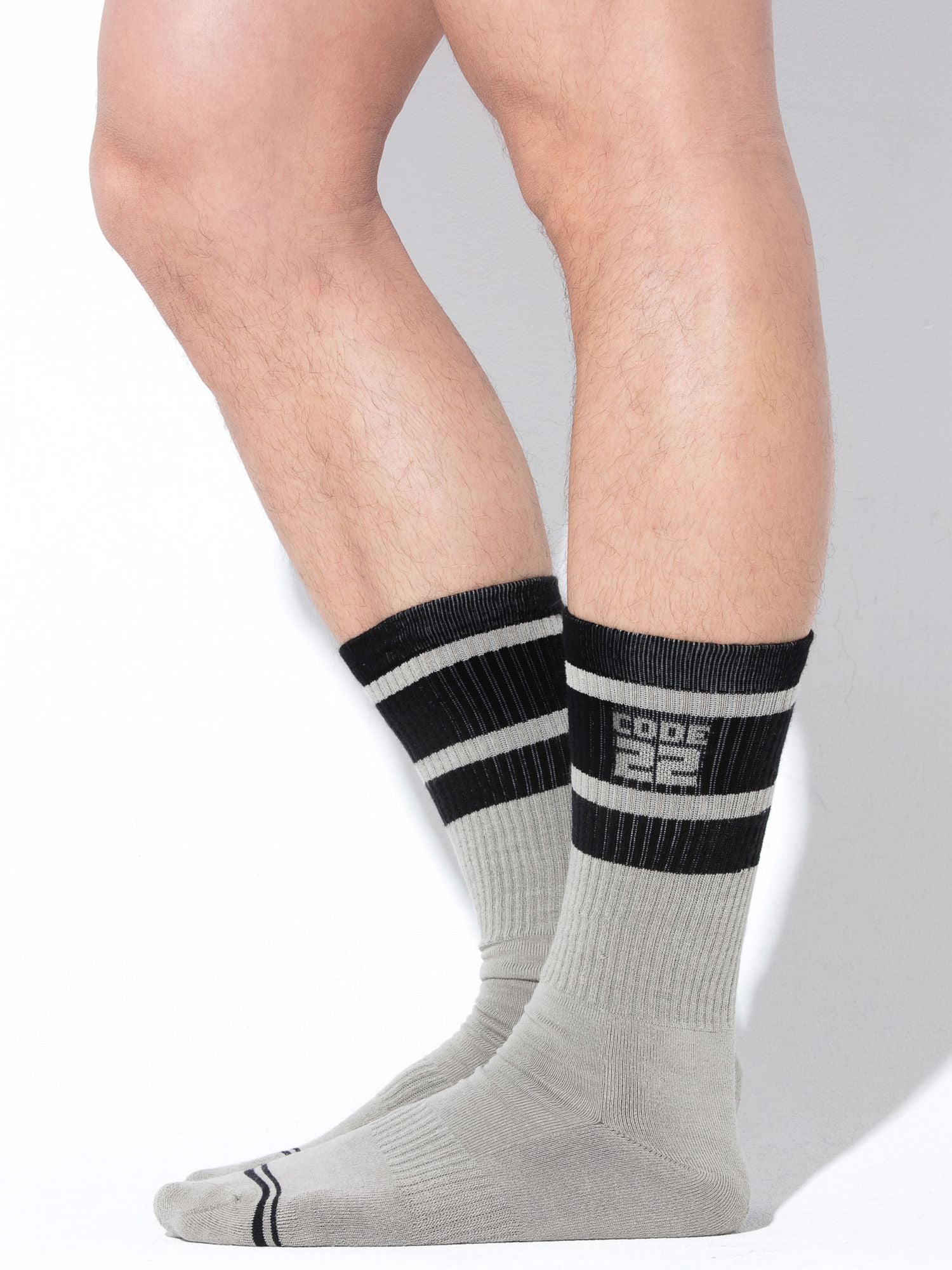 CODE 22 Essential Crew Socks 8019 in gray and black, showcasing regular fit and vintage style for men. CODE 22 Essential Crew Sock 8019 - Herren Sport Socken, Stutzen Code 22 Unterwäsche & Socken nudosz.myshopify.com