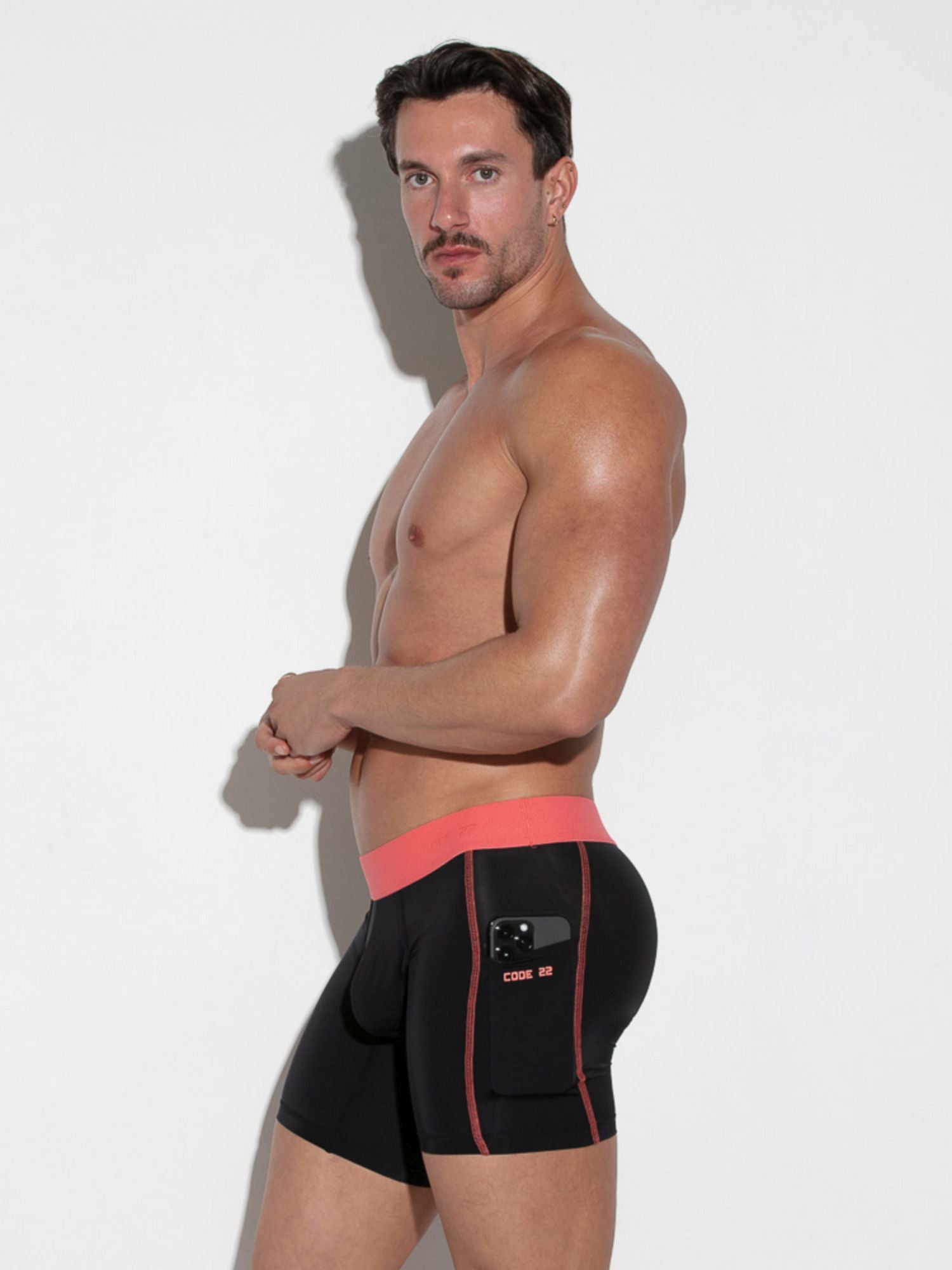 Model wearing Code 22 Training Compression Tights 9937, highlighting slim fit and side pocket design. Code 22 Training Compression Tights 9937 Code 22 Kleidung & Accessoires:Herren:Herrenmode:Fitnessmode:Lange Sporthosen nudosz.myshopify.com