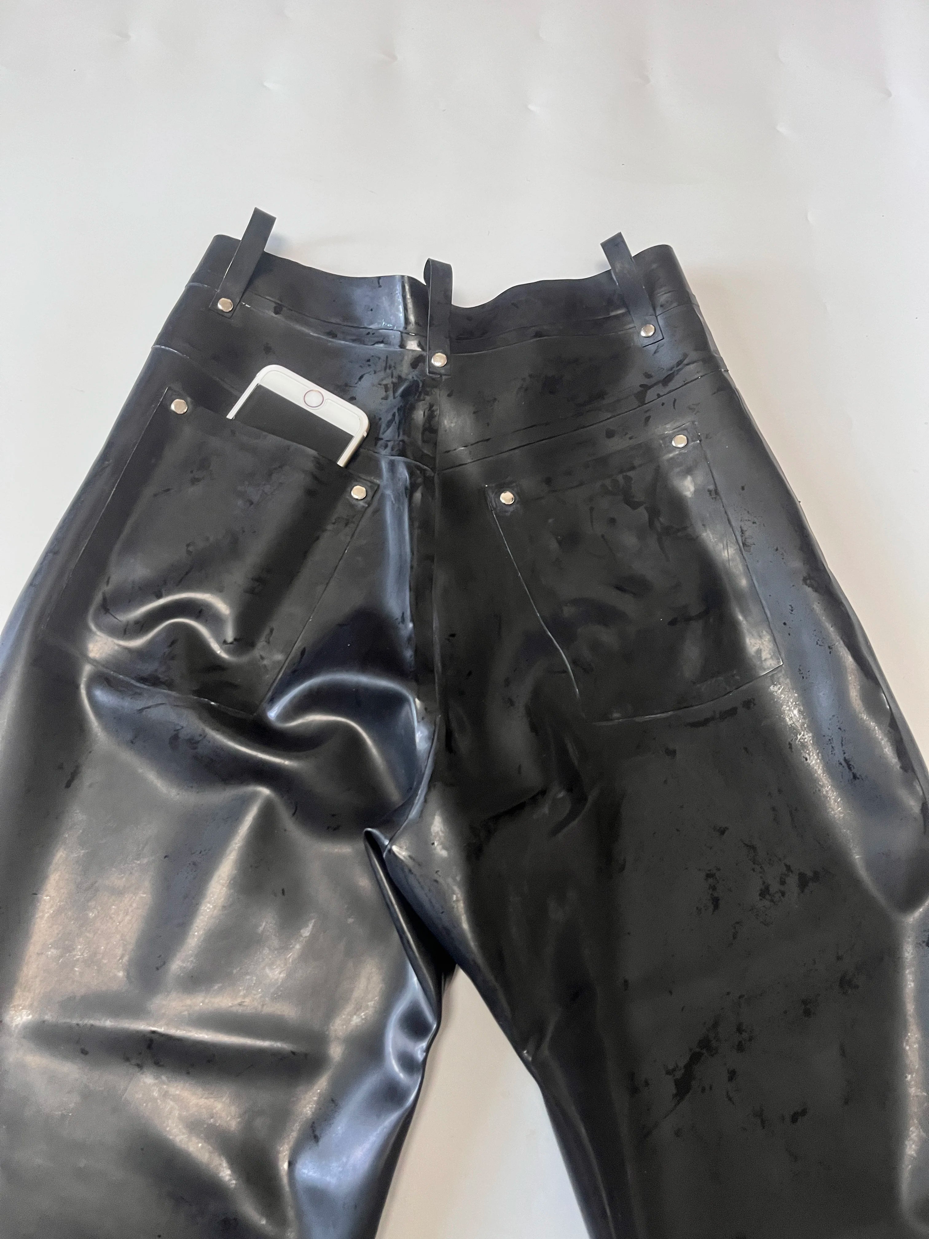 Herren Latex Jeans aus Gummi mit Front-Reißverschluss & vier Taschen