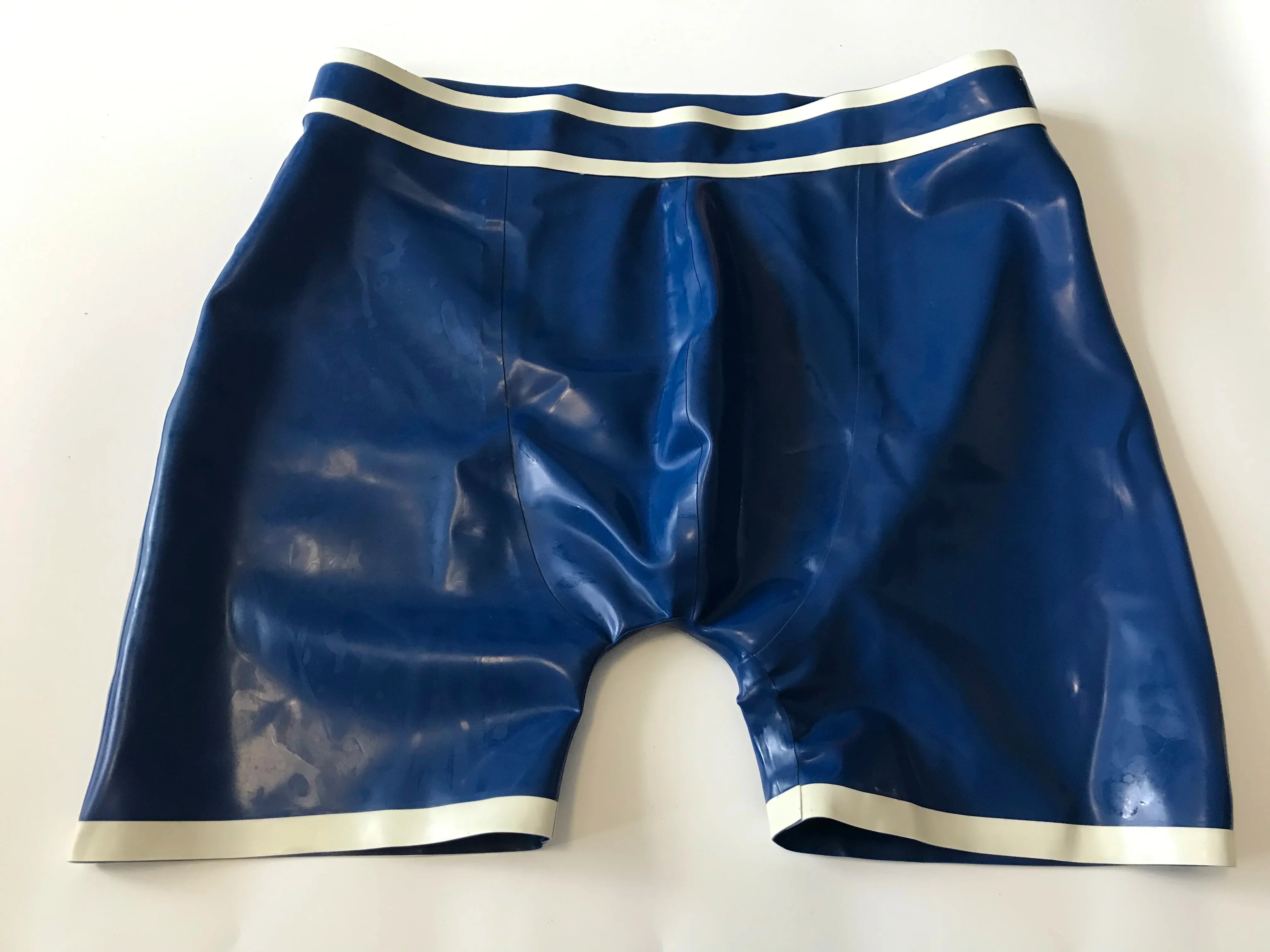 Herren blaue Latex Hot Shorts – körpernahe Gummi Shorts
